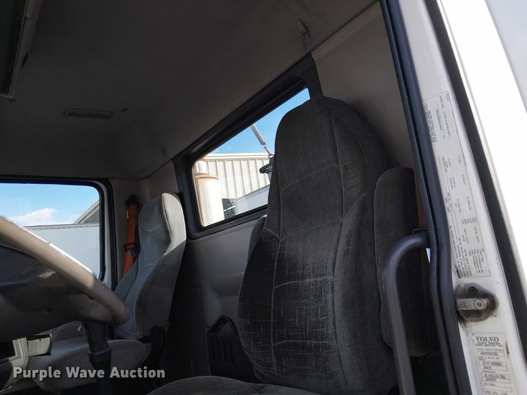 image for item EC1204 2005 Volvo VNL semi truck