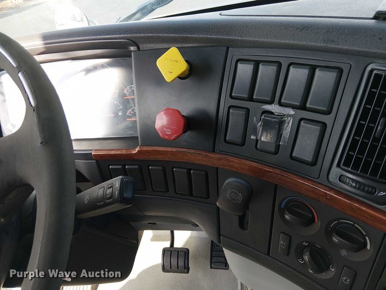 image for item EC1204 2005 Volvo VNL semi truck