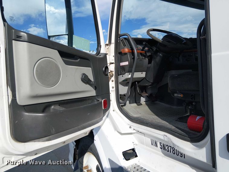 image for item EC1204 2005 Volvo VNL semi truck