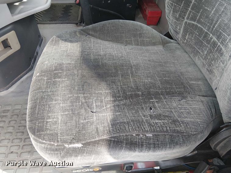 image for item EC1204 2005 Volvo VNL semi truck