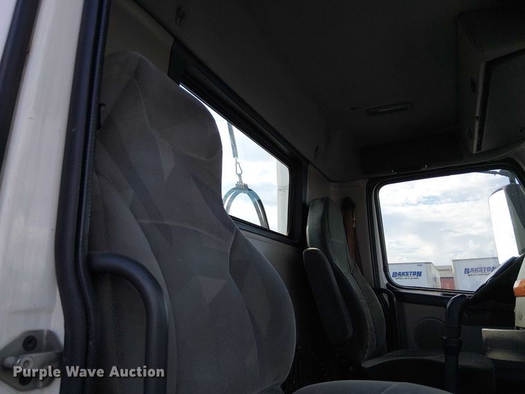 image for item EC1204 2005 Volvo VNL semi truck