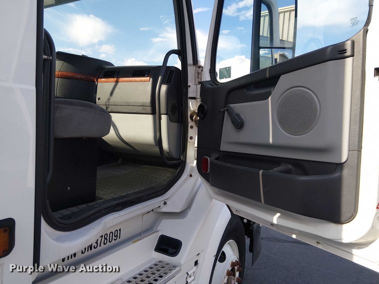 image for item EC1204 2005 Volvo VNL semi truck