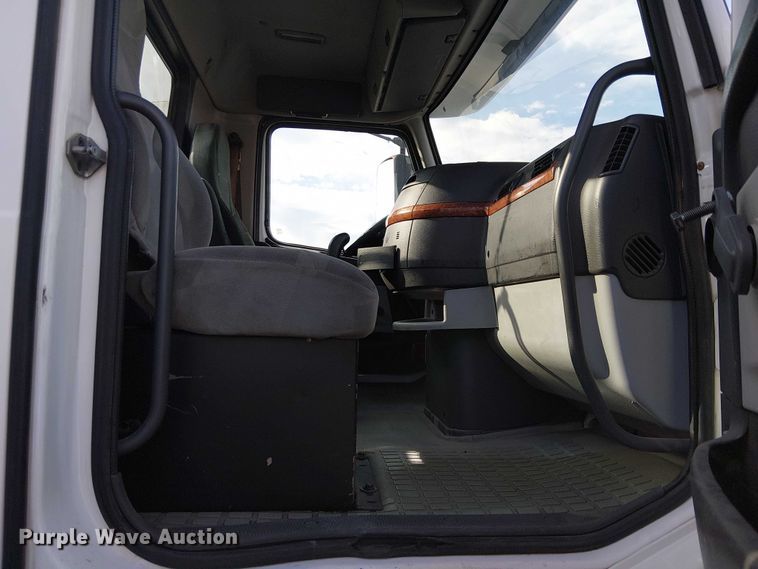 image for item EC1204 2005 Volvo VNL semi truck