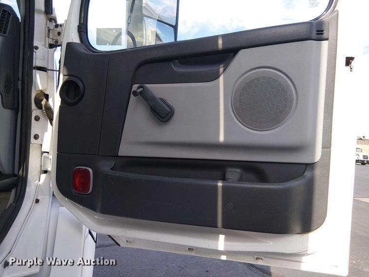 image for item EC1204 2005 Volvo VNL semi truck