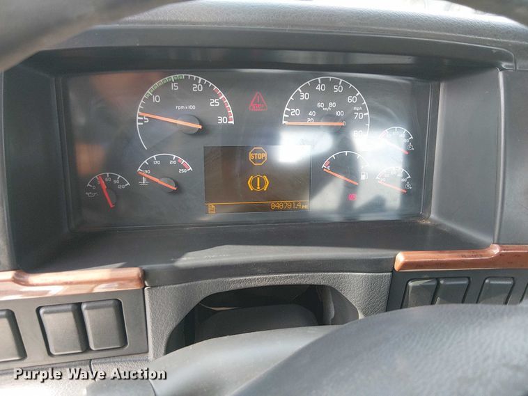 image for item EC1204 2005 Volvo VNL semi truck