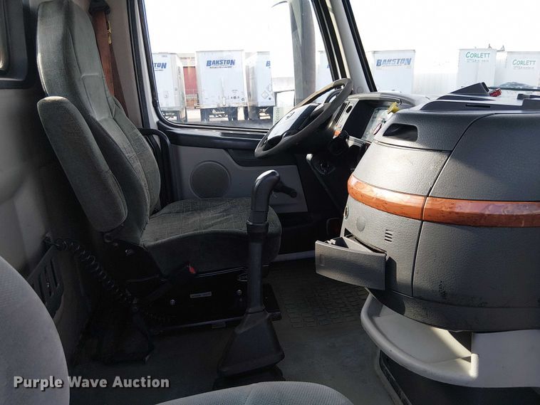 image for item EC1204 2005 Volvo VNL semi truck