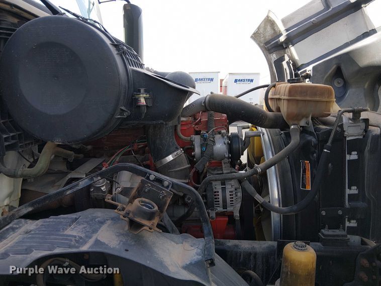 image for item EC1204 2005 Volvo VNL semi truck