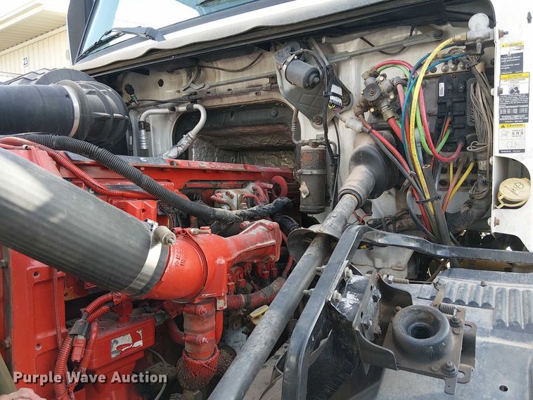 image for item EC1204 2005 Volvo VNL semi truck