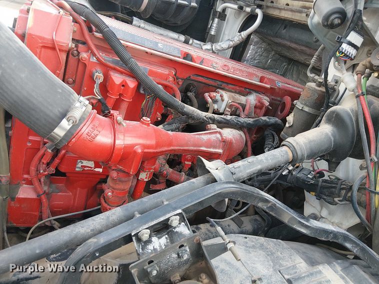 image for item EC1204 2005 Volvo VNL semi truck