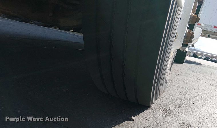 image for item EC1204 2005 Volvo VNL semi truck