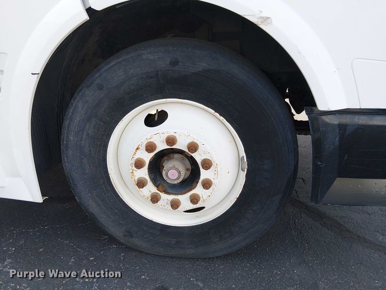 image for item EC1204 2005 Volvo VNL semi truck