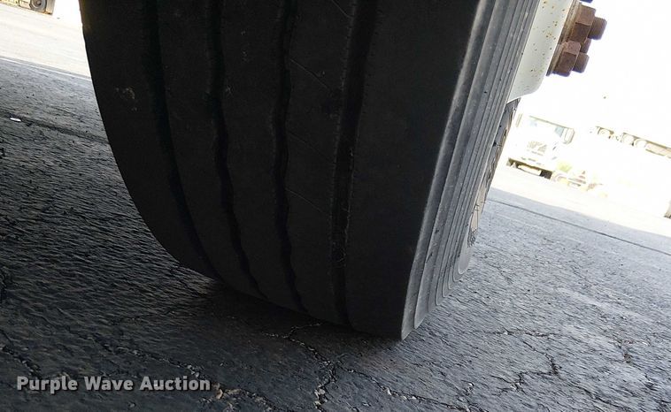 image for item EC1204 2005 Volvo VNL semi truck