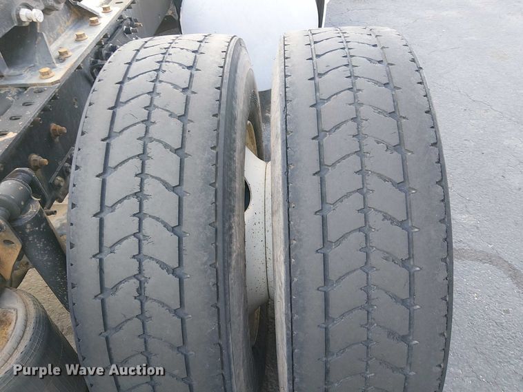 image for item EC1204 2005 Volvo VNL semi truck