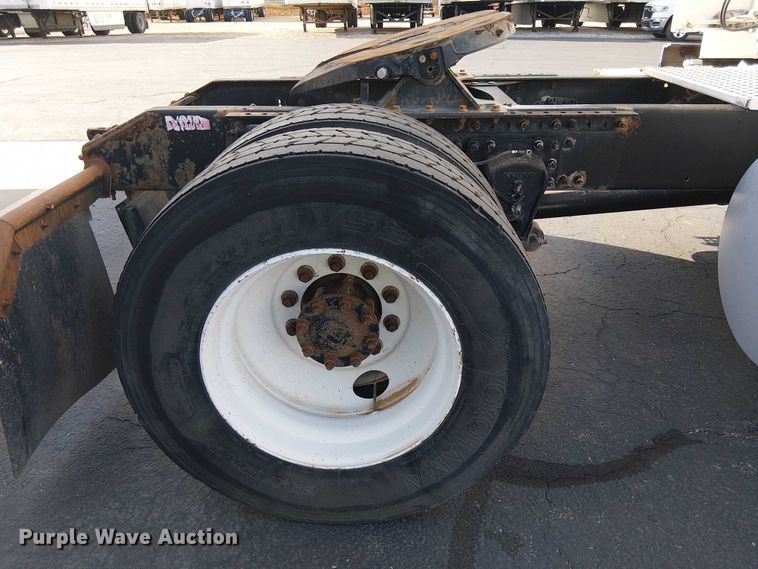 image for item EC1204 2005 Volvo VNL semi truck