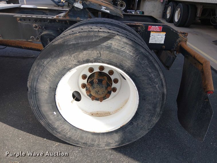 image for item EC1204 2005 Volvo VNL semi truck