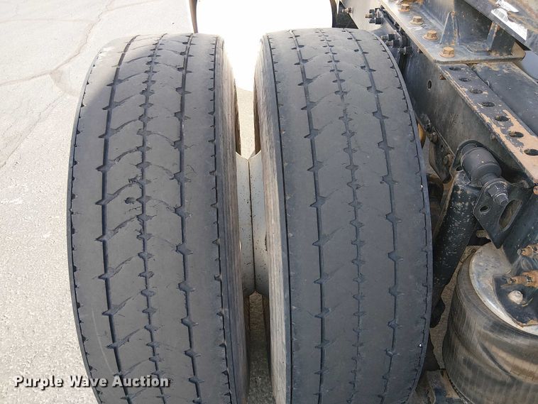 image for item EC1204 2005 Volvo VNL semi truck