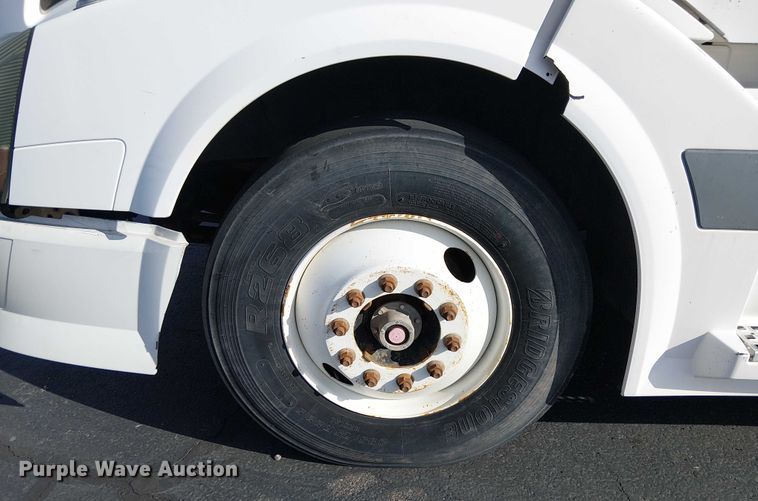 image for item EC1204 2005 Volvo VNL semi truck