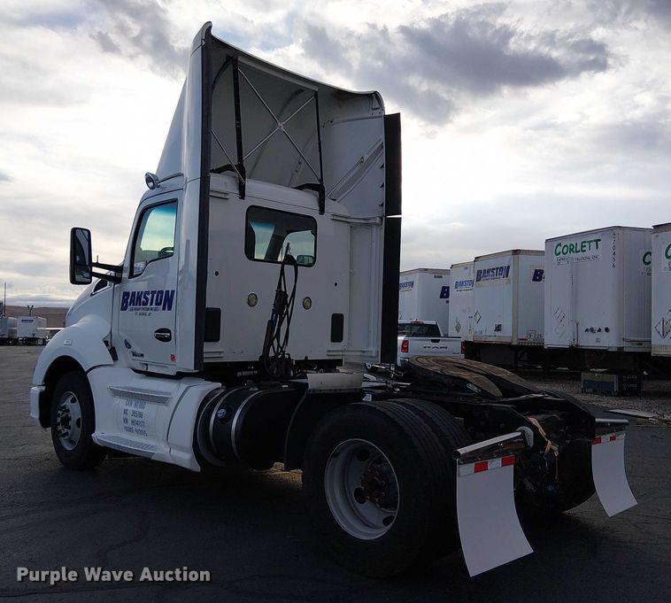 image for item EC1205 2017 Kenworth T680 semi truck