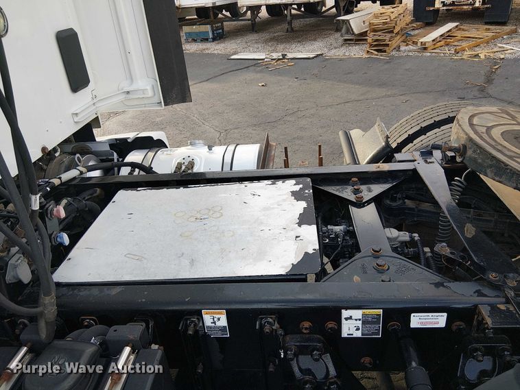 image for item EC1205 2017 Kenworth T680 semi truck