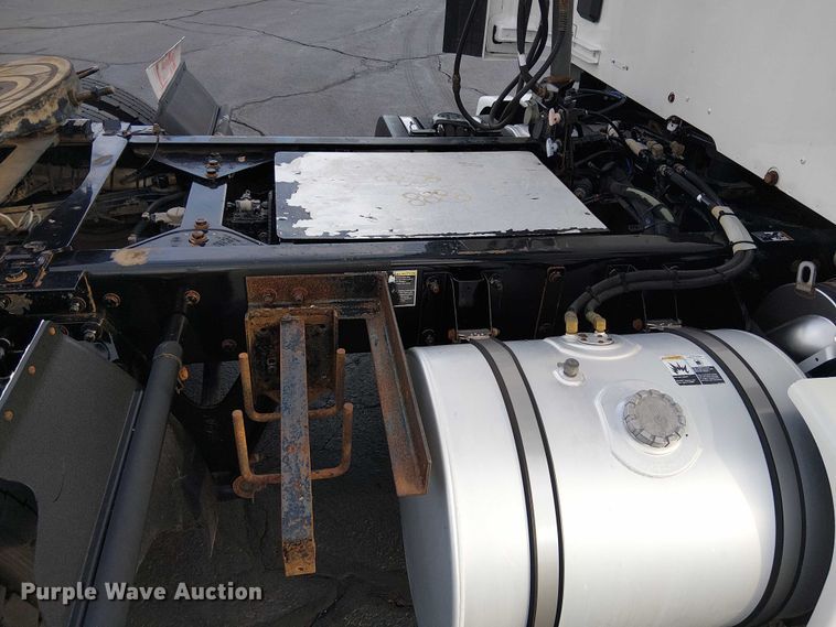 image for item EC1205 2017 Kenworth T680 semi truck