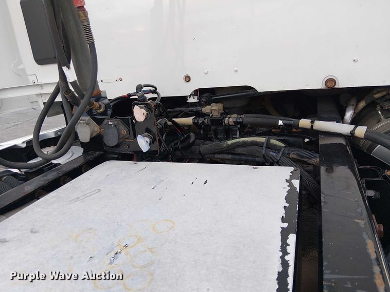 image for item EC1205 2017 Kenworth T680 semi truck