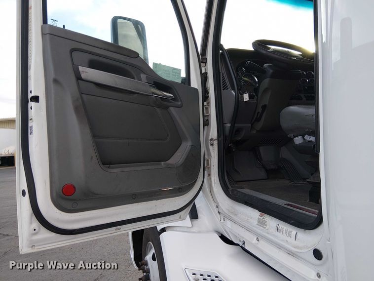 image for item EC1205 2017 Kenworth T680 semi truck