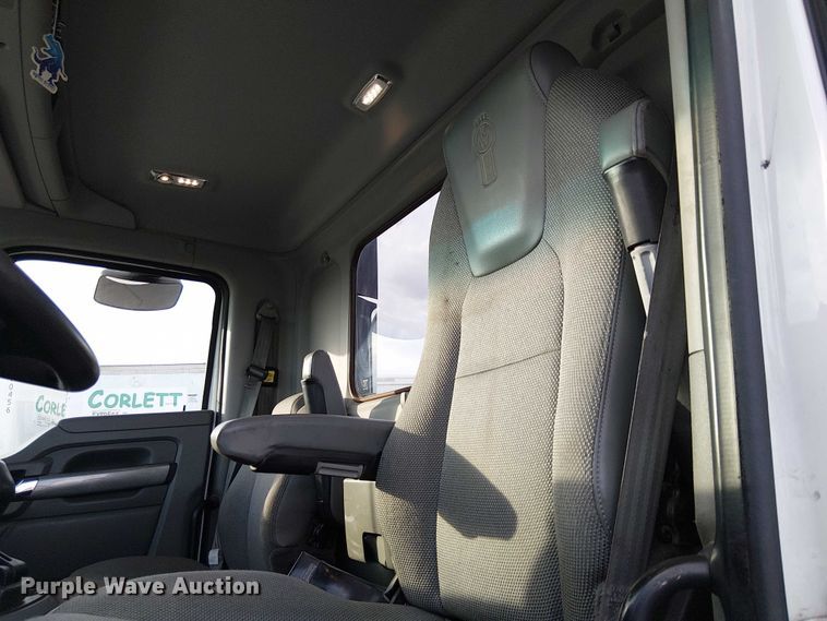 image for item EC1205 2017 Kenworth T680 semi truck