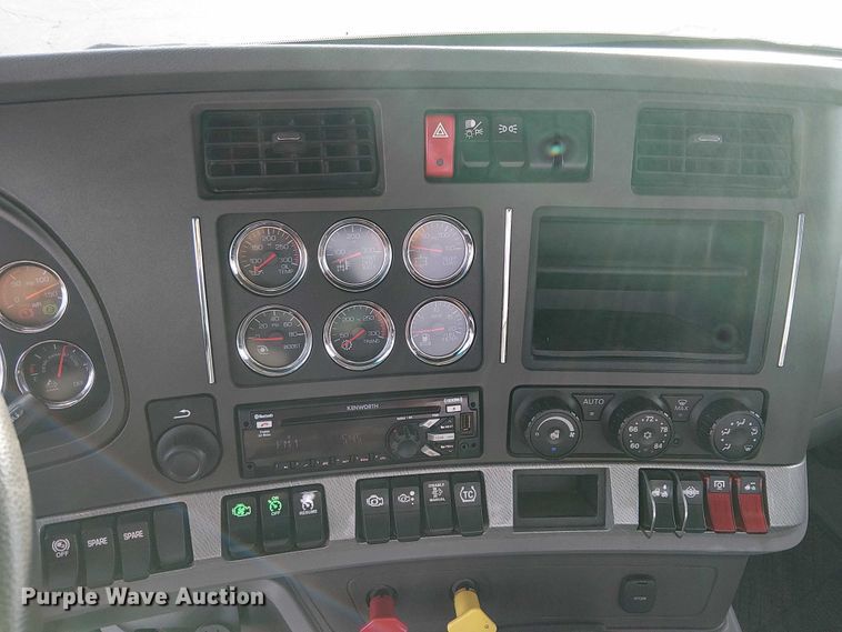 image for item EC1205 2017 Kenworth T680 semi truck