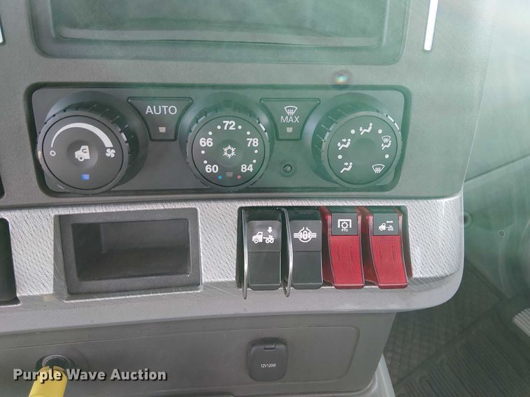 image for item EC1205 2017 Kenworth T680 semi truck