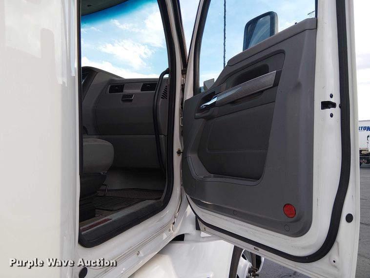 image for item EC1205 2017 Kenworth T680 semi truck