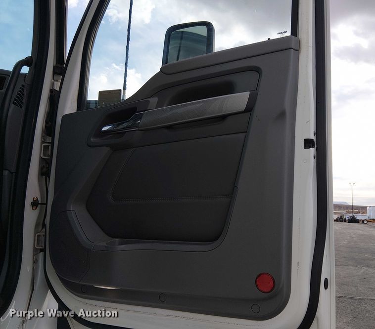 image for item EC1205 2017 Kenworth T680 semi truck