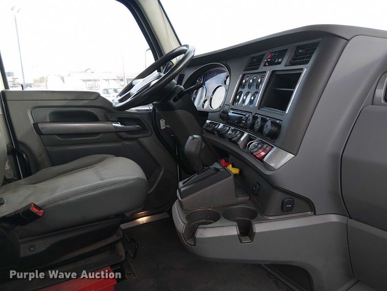 image for item EC1205 2017 Kenworth T680 semi truck