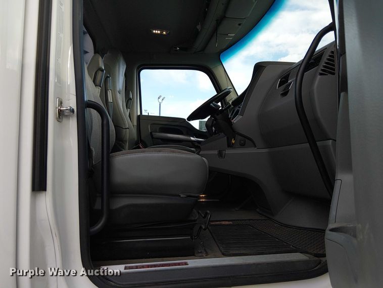 image for item EC1205 2017 Kenworth T680 semi truck