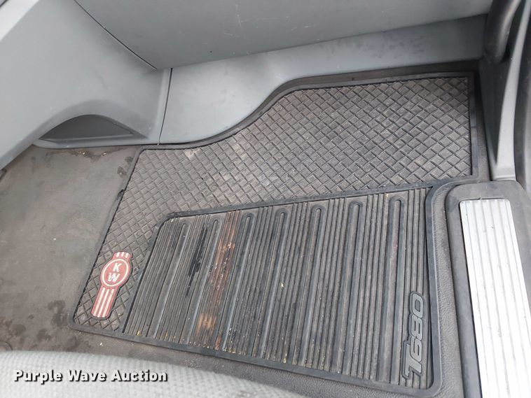 image for item EC1205 2017 Kenworth T680 semi truck