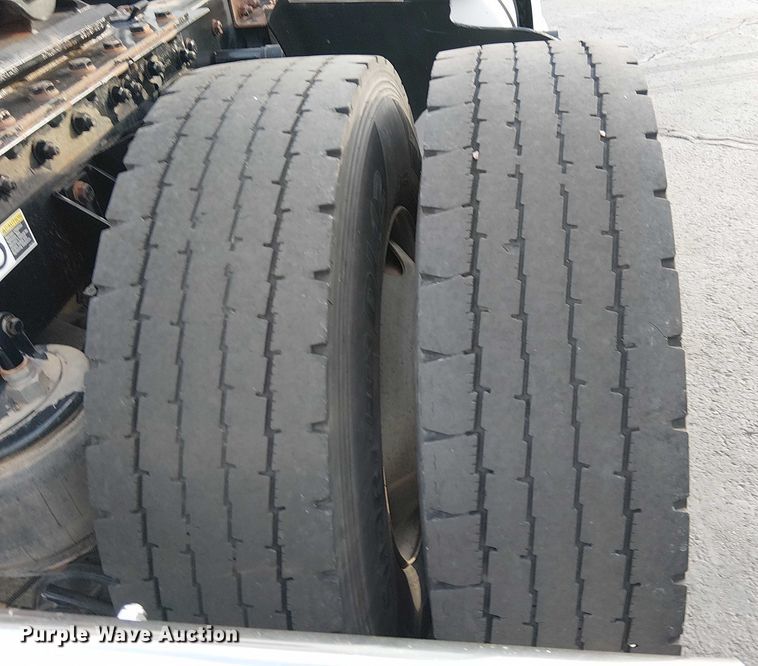 image for item EC1205 2017 Kenworth T680 semi truck