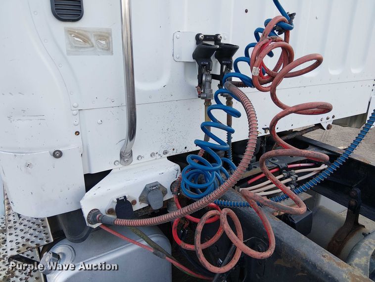 image for item EC1206 2006 Freightliner M2 semi truck