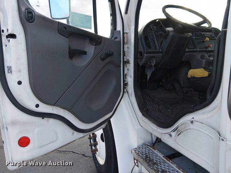 image for item EC1206 2006 Freightliner M2 semi truck