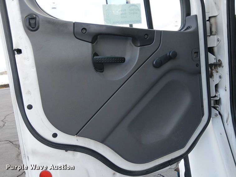 image for item EC1206 2006 Freightliner M2 semi truck