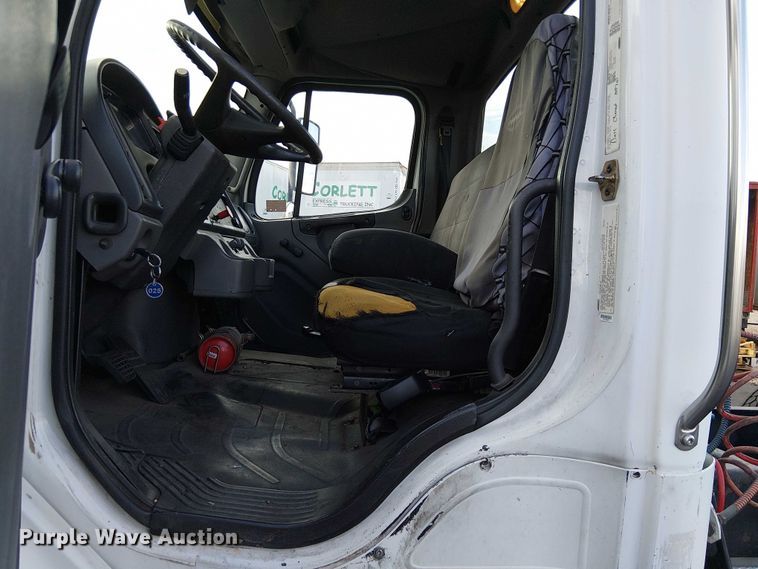 image for item EC1206 2006 Freightliner M2 semi truck