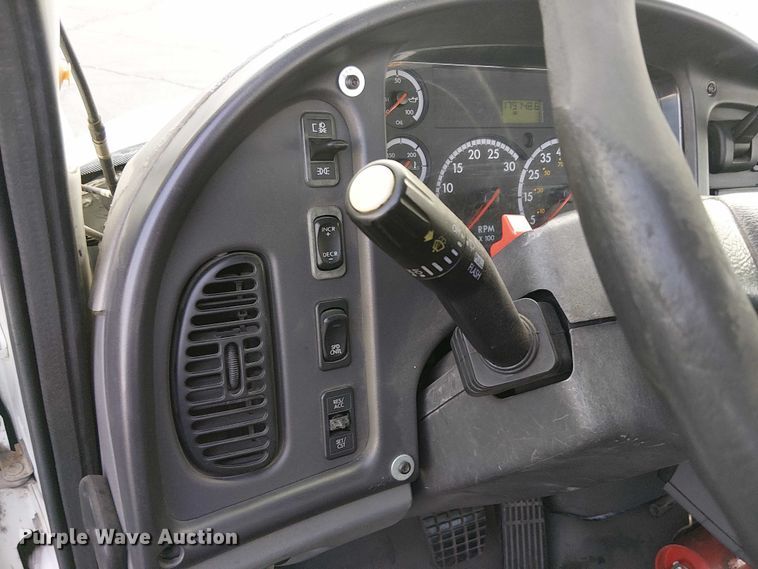 image for item EC1206 2006 Freightliner M2 semi truck