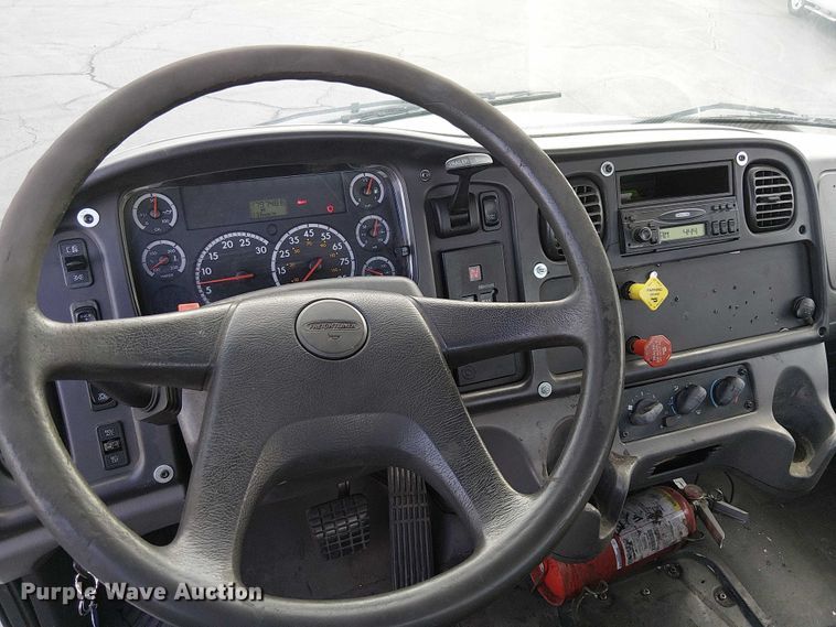 image for item EC1206 2006 Freightliner M2 semi truck