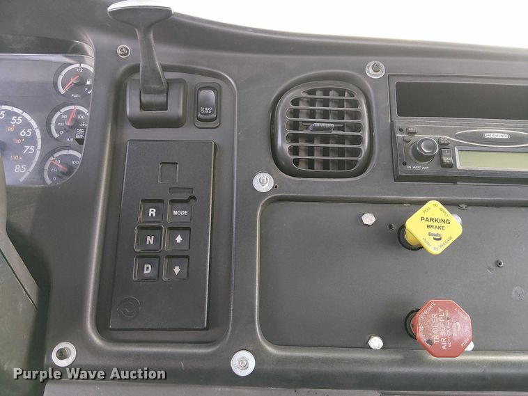 image for item EC1206 2006 Freightliner M2 semi truck