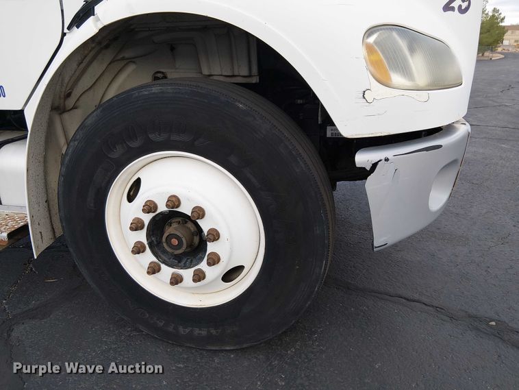 image for item EC1206 2006 Freightliner M2 semi truck