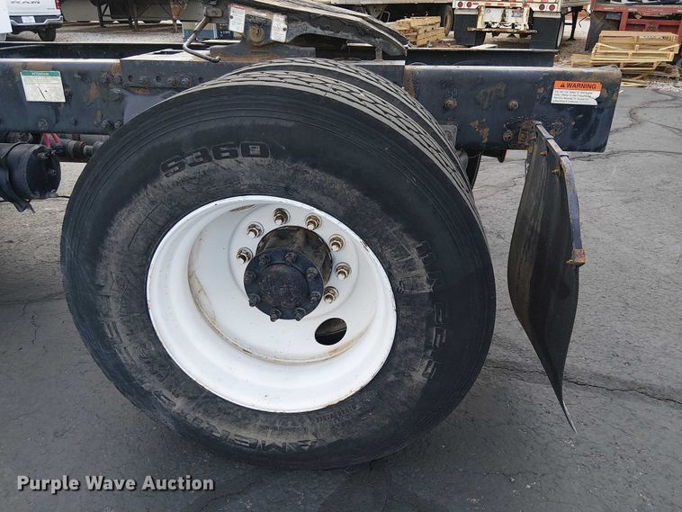 image for item EC1206 2006 Freightliner M2 semi truck