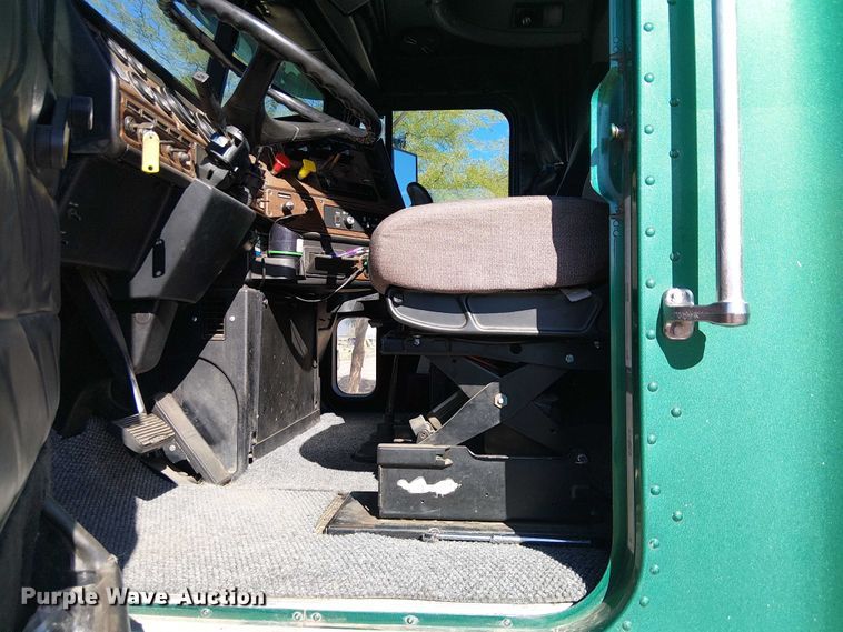 image for item EC1216 1995 Freightliner FLD 112 semi truck