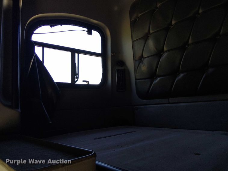 image for item EC1216 1995 Freightliner FLD 112 semi truck