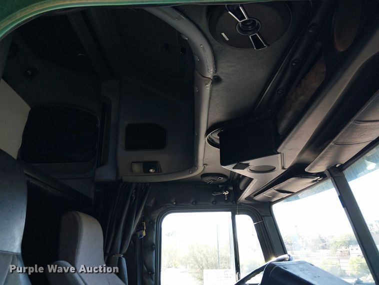 image for item EC1216 1995 Freightliner FLD 112 semi truck