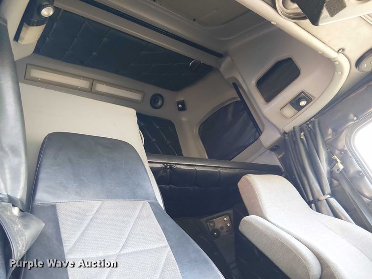 image for item EC1216 1995 Freightliner FLD 112 semi truck