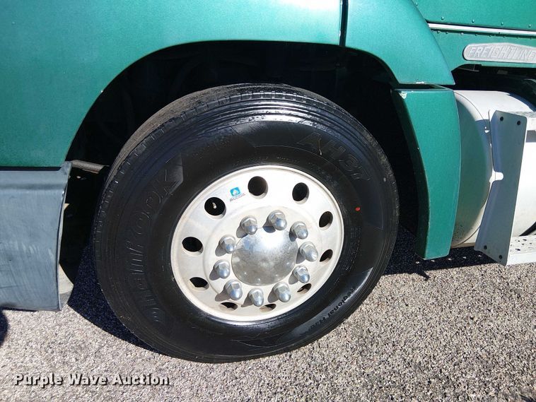 image for item EC1216 1995 Freightliner FLD 112 semi truck