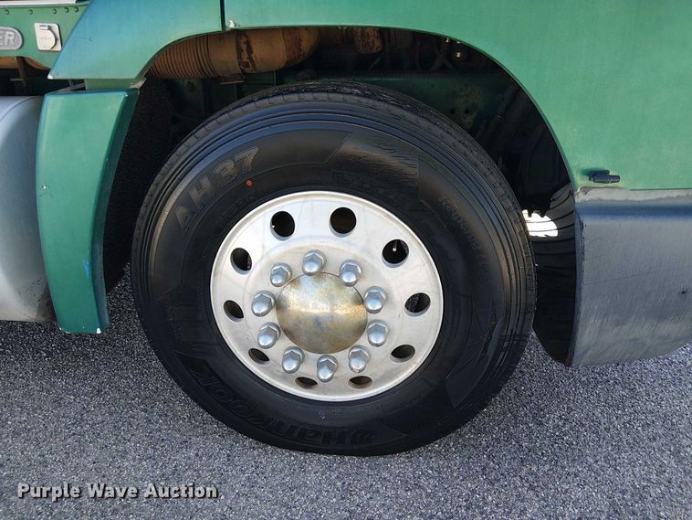 image for item EC1216 1995 Freightliner FLD 112 semi truck